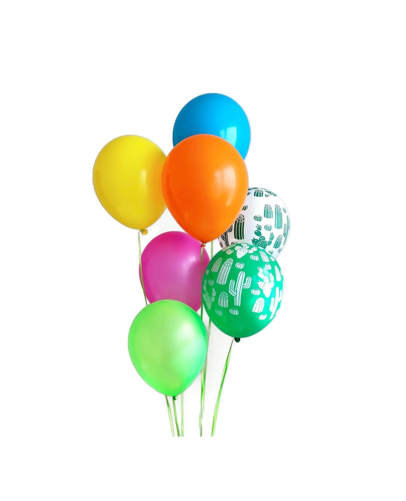 Puede incluir: Un mont&oacute;n de globos de colores, incluyendo verde, amarillo, rosa, naranja y azul, con un globo con un patr&oacute;n de cactus blanco.