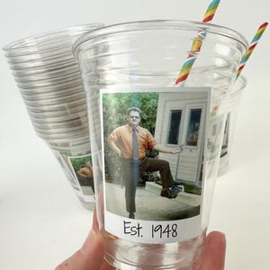 Bicchieri con foto personalizzati, bicchieri monouso in plastica da 16 once, bicchieri per feste con testo personalizzato, foto per compleanni, funerali, lauree, anniversari di matrimonio, anno stimato