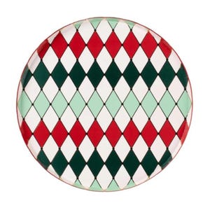 Puede incluir: Un plato decorativo redondo con un patrón de arlequín. El plato presenta un patrón de diamantes repetidos en rojo, verde, blanco y verde claro. El plato tiene un borde dorado y está sobre un fondo blanco.