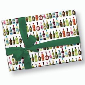 Peut inclure: Une bo&icirc;te cadeau blanche avec un n&oelig;ud vert. La bo&icirc;te est envelopp&eacute;e de papier avec un motif r&eacute;p&eacute;t&eacute; de bouteilles de liqueur color&eacute;es.