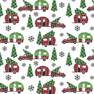 Op de afbeelding: Een naadloos patroon met rode en groene geruite kerstboom, rode en groene geruite campers en rode vrachtwagens met kerstboom op het dak. De achtergrond is wit met zwarte sneeuwvlokken.