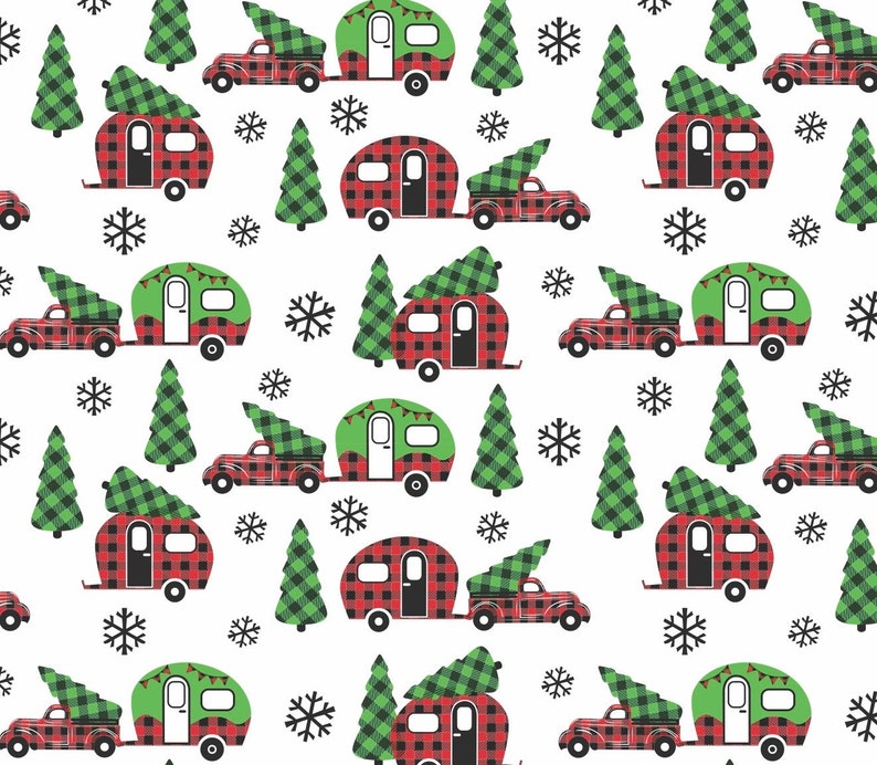 Op de afbeelding: Een naadloos patroon met rode en groene geruite kerstboom, rode en groene geruite campers en rode vrachtwagens met kerstboom op het dak. De achtergrond is wit met zwarte sneeuwvlokken.