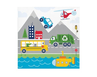 Puede incluir: Un conjunto de servilletas de papel de colores con una variedad de vehículos, incluyendo un autobús escolar, un camión de basura, un helicóptero, un jeep y un submarino. Las servilletas tienen un tema de ciudad con edificios, montañas y una señal de stop.
