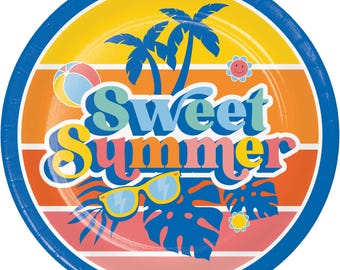 Pode incluir: Um prato de papel redondo com borda azul e um design de verão retrô. O prato apresenta as palavras "Sweet Summer" em uma fonte colorida, junto com palmeiras, óculos de sol, uma bola de praia e flores. O fundo tem listras horizontais em laranja, amarelo e rosa.