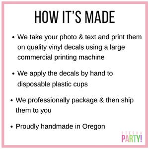Puede incluir: Un gr&aacute;fico con borde rosa con el texto "C&Oacute;MO SE HACE" y vi&ntilde;etas que describen el proceso: imprimir fotos y texto en calcoman&iacute;as de vinilo, aplicarlas a vasos, empaquetar y enviar. El texto tambi&eacute;n indica que el producto est&aacute; hecho a mano en Oreg&oacute;n.