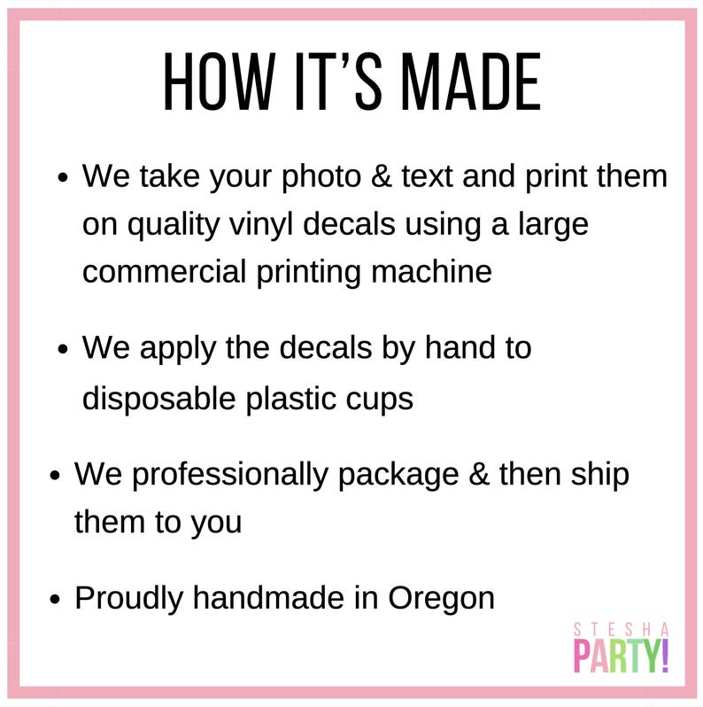 Puede incluir: Un gr&aacute;fico con borde rosa con el texto "C&Oacute;MO SE HACE" y vi&ntilde;etas que describen el proceso: imprimir fotos y texto en calcoman&iacute;as de vinilo, aplicarlas a vasos, empaquetar y enviar. El texto tambi&eacute;n indica que el producto est&aacute; hecho a mano en Oreg&oacute;n.