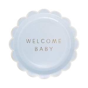 Op de afbeelding: Een lichtblauwe papieren bord met een geschulpte rand. De woorden "WELCOME BABY" zijn in gouden letters in het midden gedrukt. Het bord is ontworpen voor een babyshower of een geboortefeest.