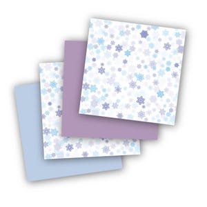 Könnte beinhalten: Vier Blätter Papier mit einem Schneeflockenmuster. Das oberste Blatt ist weiß mit blauen Schneeflocken. Das zweite Blatt ist helllila mit weißen Schneeflocken. Das dritte Blatt ist hellblau mit weißen Schneeflocken. Das unterste Blatt ist einfarbig hellblau.