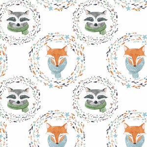 Pu&ograve; includere: Uno schema senza cuciture con illustrazioni ad acquerello di volpi e procioni che indossano sciarpe. Gli animali sono circondati da ghirlande di foglie e fiori in tonalit&agrave; di blu, verde e marrone.