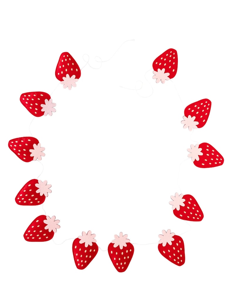 K&ouml;nnte beinhalten: Eine Girlande aus roten und rosafarbenen Erdbeeren mit wei&szlig;em Band. Die Girlande ist aus Filz und hat ein schlichtes Design.