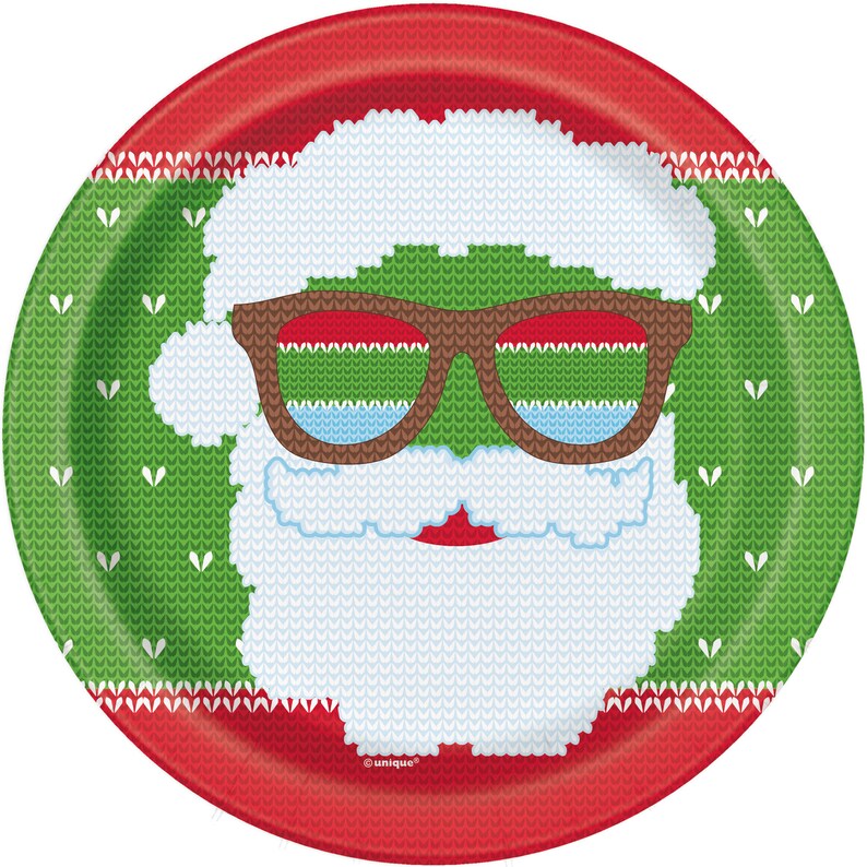 Pu&ograve; includere: Piatto di carta natalizio rosso e verde con un design di Babbo Natale. Babbo Natale indossa gli occhiali e ha una barba bianca. Il piatto ha un motivo a maglia.
