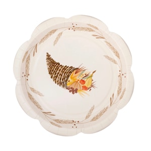 Puede incluir: Plato de papel blanco con una cornucopia marrón llena de artículos de la cosecha de otoño como calabazas, manzanas y hojas. El plato tiene un borde marrón y blanco con un diseño de trigo.