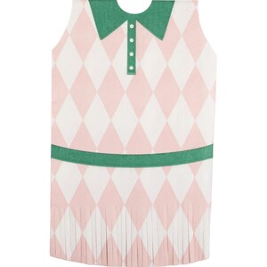 Puede incluir: Una servilleta de papel con forma de vestido de estilo golf. Presenta un patr&oacute;n de rombos rosas y blancos, un cuello verde y una banda verde en la cintura. La parte inferior de la servilleta tiene un dise&ntilde;o de falda plisada.
