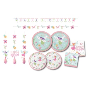 Könnte beinhalten: Feen-Partyzubehör, darunter Teller, Servietten, ein Banner und hängende Dekorationen. Die Teller und Servietten zeigen eine Fee mit Flügeln und einem Zauberstab, umgeben von Blumen. Das Banner lautet "Happy Birthday" und die hängenden Dekorationen haben Blumen und Feen.