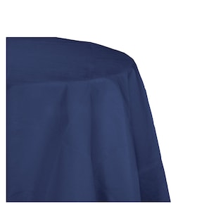 Könnte beinhalten: Eine runde Tischdecke in unifarbener Marineblau. Die Tischdecke ist aus glattem, knitterarmem Stoff.