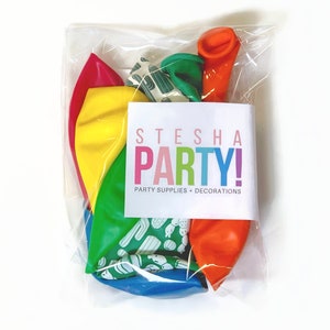 Puede incluir: Una bolsa de pl&aacute;stico transparente llena de globos de colores. Los globos son amarillos, naranjas, rojos, verdes y azules. La bolsa tiene una etiqueta blanca con el texto "STESHA PARTY! PARTY SUPPLIES + DECORATIONS".