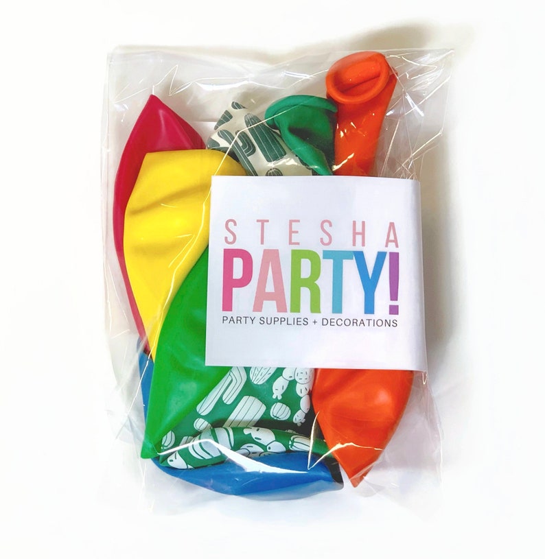 Puede incluir: Una bolsa de pl&aacute;stico transparente llena de globos de colores. Los globos son amarillos, naranjas, rojos, verdes y azules. La bolsa tiene una etiqueta blanca con el texto "STESHA PARTY! PARTY SUPPLIES + DECORATIONS".