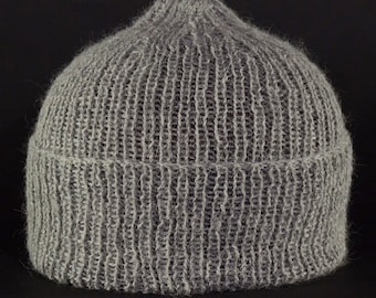 Esta alpaca pura de color gris claro tiene una suavidad similar a la del cachemir.