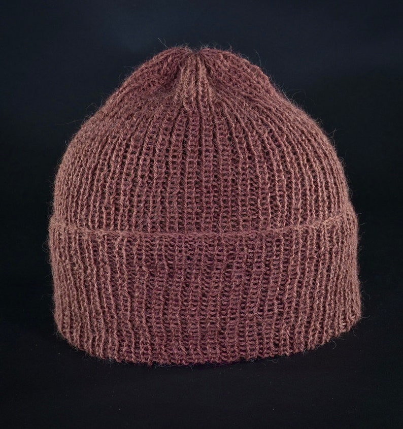 Puede incluir: Un gorro de punto marr&oacute;n con textura de canal&eacute;.