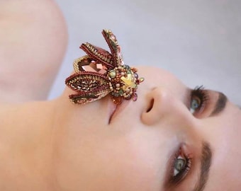 GOLD BEE | Embroidered brooch