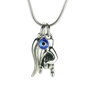 Può includere: Collana d'argento con un ciondolo che presenta un occhio blu malocchio e una mano che fa il gesto del rock and roll.