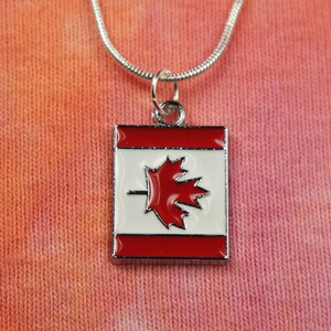 Canadese vlag ketting, esdoornblad Canada land geëmailleerde vlag bedel hanger aan 16-36&quot; pure 304 roestvrijstalen ketting, cadeau klaar voor verzending