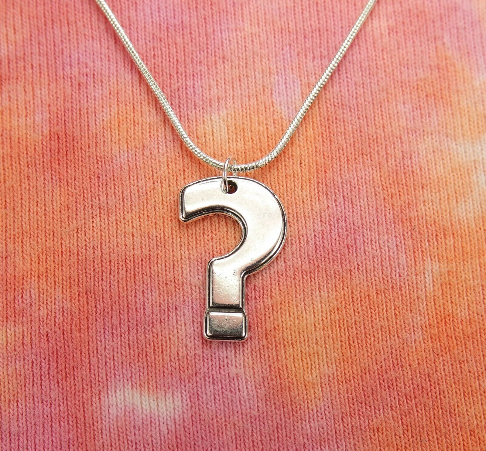 Silver jewelry: Silver necklace with question mark 