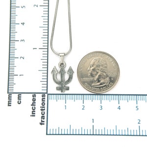 Puede incluir: Collar de tridente de plata con una cadena de plata. El colgante es aproximadamente del tama&ntilde;o de una moneda de 25 centavos de d&oacute;lar estadounidense.