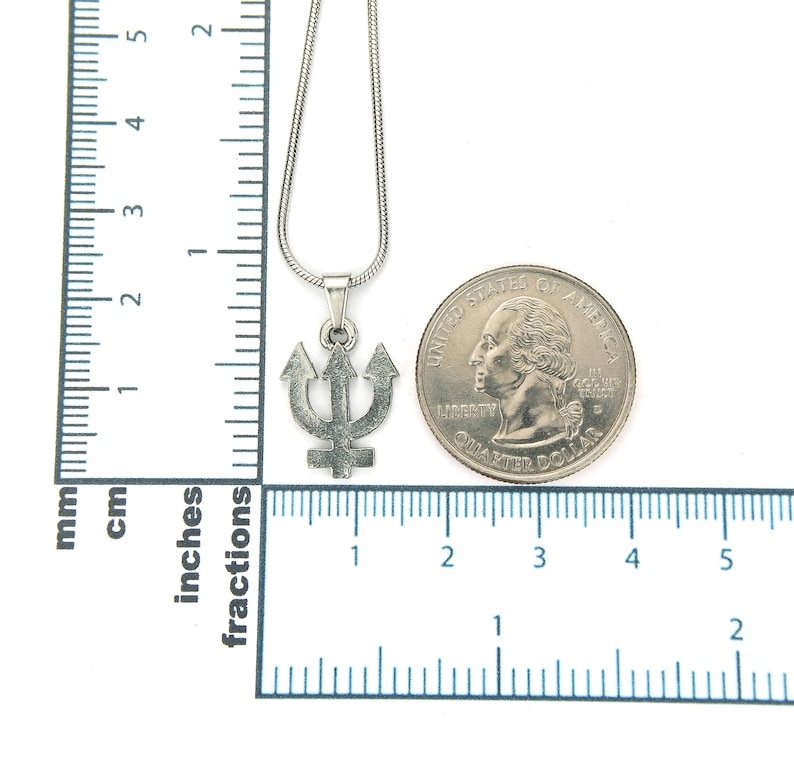 Puede incluir: Collar de tridente de plata con una cadena de plata. El colgante es aproximadamente del tama&ntilde;o de una moneda de 25 centavos de d&oacute;lar estadounidense.