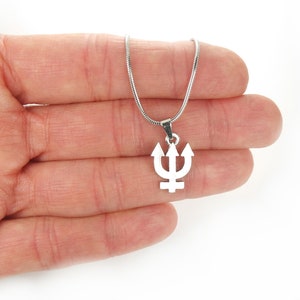 Puede incluir: Un collar de cadena de plata con un colgante de tridente de plata. El tridente es un s&iacute;mbolo de Neptuno, el dios romano del mar.