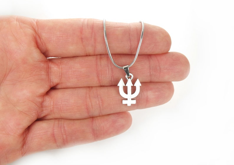 Puede incluir: Un collar de cadena de plata con un colgante de tridente de plata. El tridente es un s&iacute;mbolo de Neptuno, el dios romano del mar.