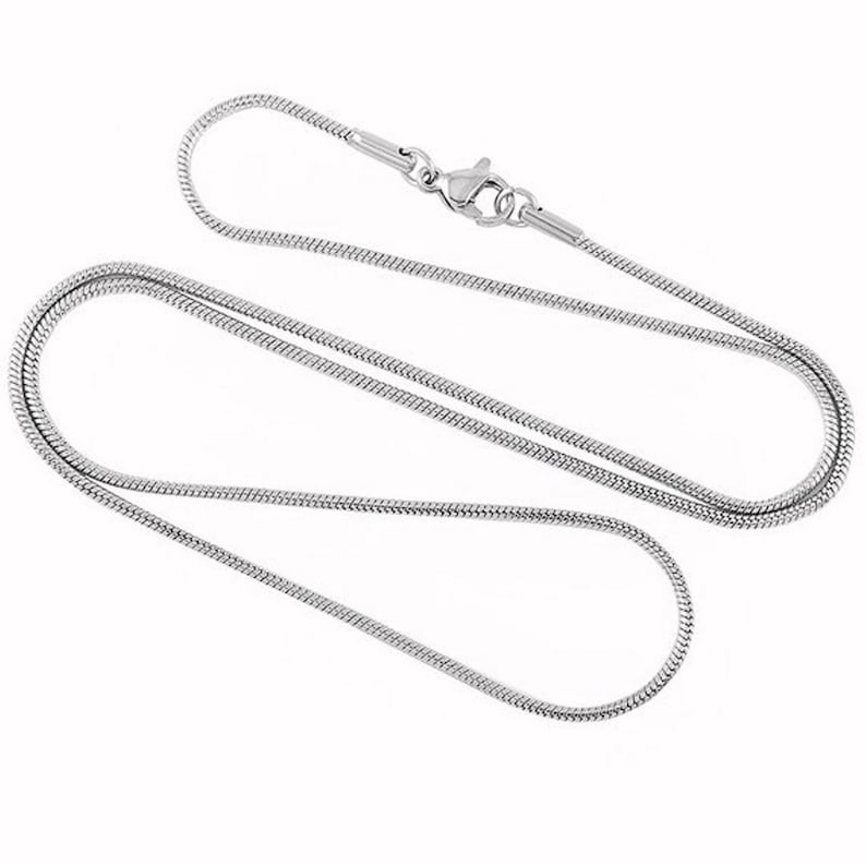 Puede incluir: Un collar de cadena de serpiente plateado con cierre de langosta.
