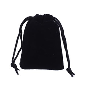 Puede incluir: Una bolsa de terciopelo negro con cord&oacute;n de ajuste negro.