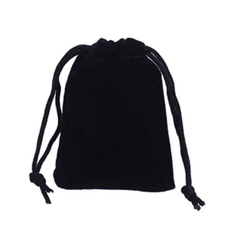 Puede incluir: Una bolsa de terciopelo negro con cord&oacute;n de ajuste negro.