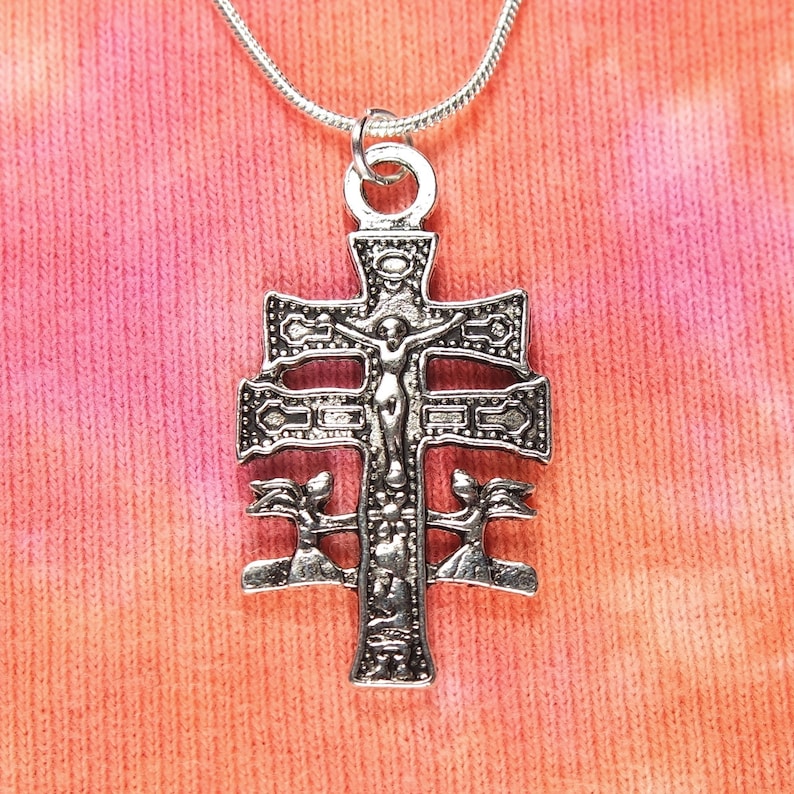 A LOVELY TIBETAN SILVER  LARGE CROSS/CRUCIFIX NECKLACE ON 18" SNAKE CHAIN NEW.