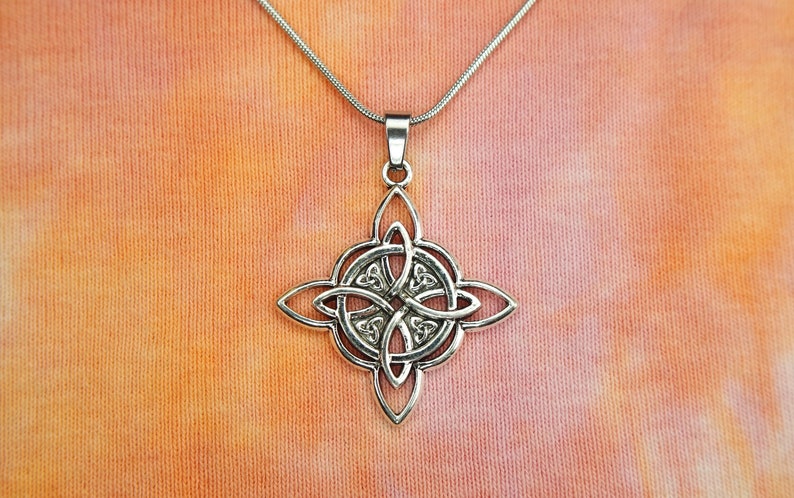 Silver witches knot necklace with celtic triquetra, 
Keltische Hexenknoten Silber halskette