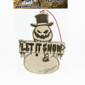 Könnte beinhalten: Ein hölzerner Schneemann-Lufterfrischer mit einer schwarz-weißen Grafik eines Schneemanns mit Hut und Schal. Der Schneemann hält ein Schild mit der Aufschrift "Let It Snow".