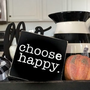 Escolha uma placa feliz – decoração rústica de bandeja em camadas, placa de afirmação