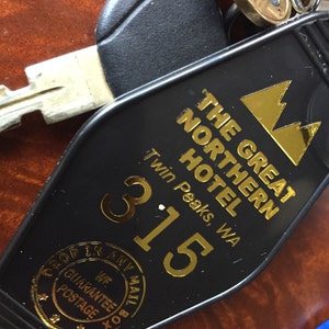 TWIN PEAKS Great Northern Hotel Black Lodge Retreat 80s Ionic TV Show keytag