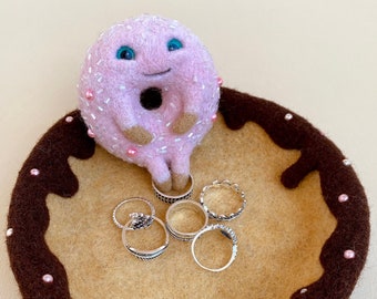 Woolen Bowl for Jewellery and Jewellery Keeper / Cookies with Chocolate Glaze and Pink Donut / 100% Handmade Needle Felting Wool Figurine