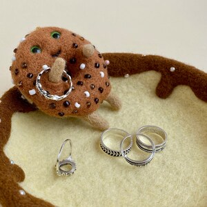 Tigela de lã para joias e porta-joias / Biscoitos com cobertura de chocolate e donuts de chocolate / Estatueta de lã feita à mão com agulha de feltragem