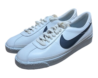 Vintage Nike Bruins White Shoes Leather Low-Top Sneakers Size 9 USA Rare 810103PY Retro Court Style