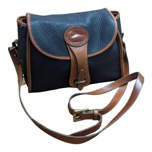 Bolso bandolera vintage de cuero Dooney & Bourke / Monedero AWL azul marino y tostado británico / Bolso Saddle clásico estadounidense / Monedero de cuero granulado