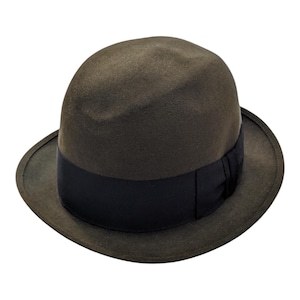 Könnte beinhalten: Ein dunkelgrüner Fedora-Hut mit einem schwarzen Band um die Krone.