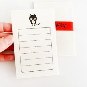 Puede incluir: Un juego de tres tazas de cerámica con un acabado moteado y mate. Las tazas son de color crema, gris claro y gris oscuro. Cada taza tiene un diseño simple y minimalista.