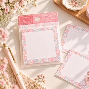 Könnte beinhalten: Eine Packung mit 30 quadratischen Haftnotizen mit einem Blumenmuster-Rand in Rosa-, Blau- und Weißtönen. Die Verpackungskopfzeile zeigt den Text Flower Patterns, Sticky Notes, 30 sheets und Risette. Zwei einzelne Haftnotizen liegen daneben.