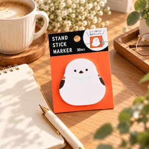Peut inclure: Un paquet de 30 notes adhésives Stand Stick Marker avec un motif en forme d'oiseau blanc aux accents noirs et marron. L'emballage est orange et noir avec le texte Stand Stick Marker et des caractères japonais imprimés sur la partie supérieure.