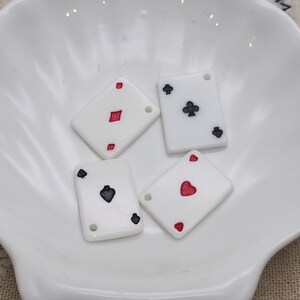 6/20 pezzi di carte da gioco in plastica ciondolo poker fascino, gioielli fatti a mano in resina fai da te collana orecchino goccia decorazione accessorio XP0705