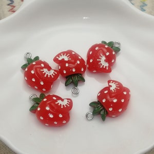 6/20 piezas de plástico fresa fruta colgante encanto, resina hecha a mano joyería haciendo DIY encontrar collar pendiente decoración accesorio XP0309