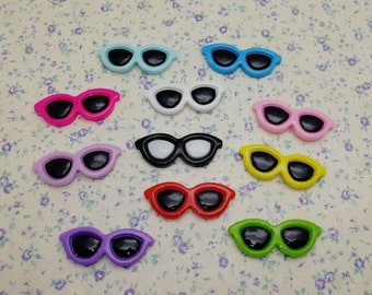 10/50 pièces de lunettes de soleil en plastique, lunettes de soleil cabochon à dos plat, breloque en résine, décoration de cabochon à dos plat en résine de couleurs, pendentif perle, XP0088